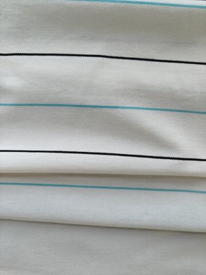 Un bon prix. Tissu tricoté à rayures croustillantes et de bonne qualité pour T-shirt en ligne