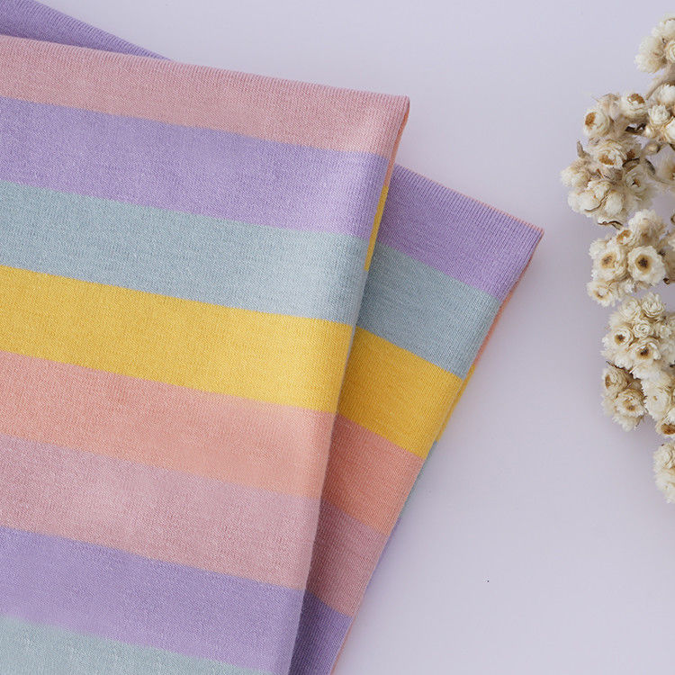 Bonne texture, respirante, saine et sûre, et un tissu tricoté rayé unique pour le T-shirt