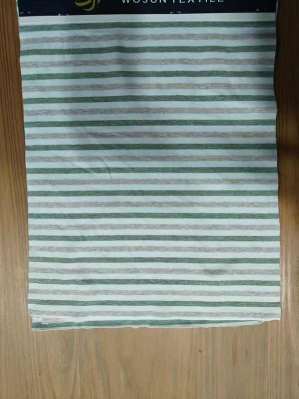 Tissu en matériau rayé résistant à l'usure et doux, respirant et durable, destiné à l'usure occasionnelle