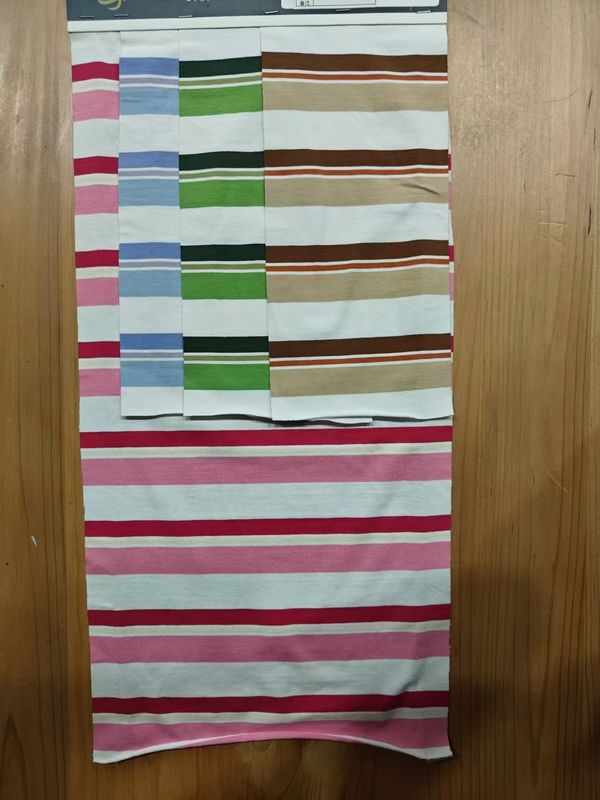 Tissu tricoté rayé confortable, respirant et propre à la peau, pour un usage occasionnel