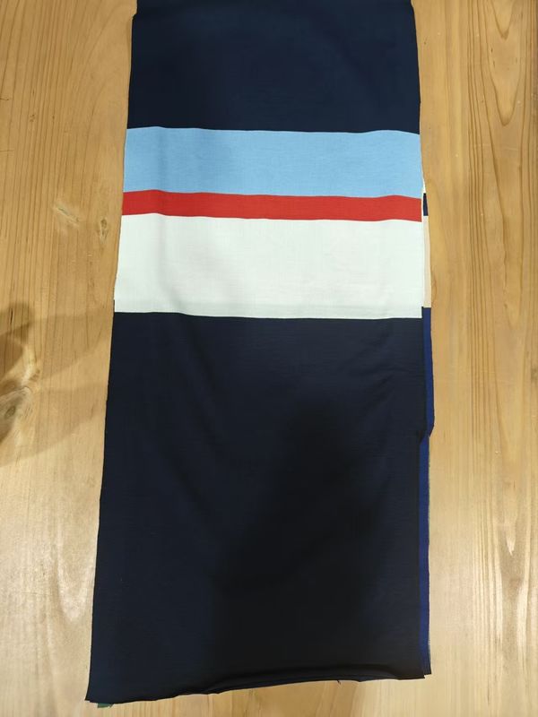 Tissu à tricot à rayures et à grains clairs confortables pour polo