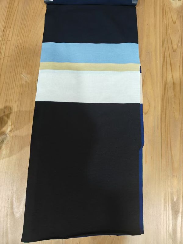 Tissu à tricot à rayures et à grains clairs confortables pour polo