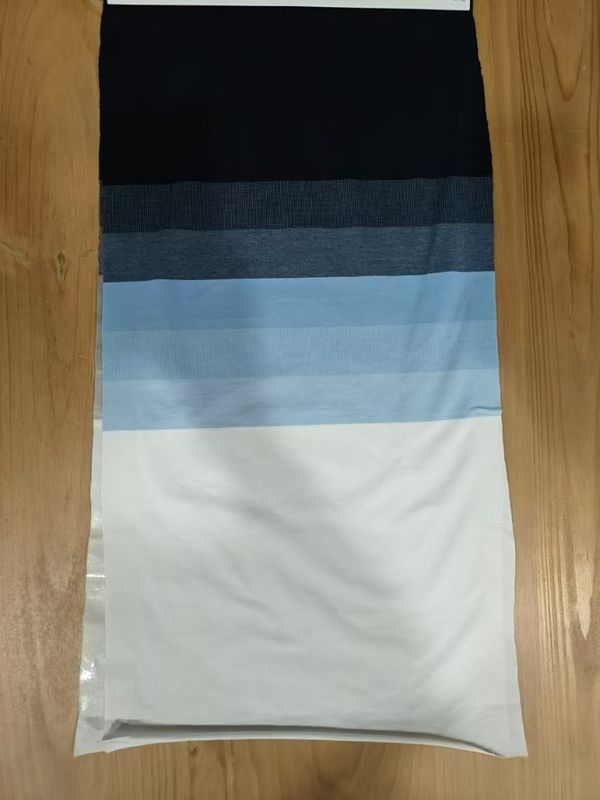 Tissu tricoté à rayures confortable et à la mode et durable et propre à la peau pour le port occasionnel