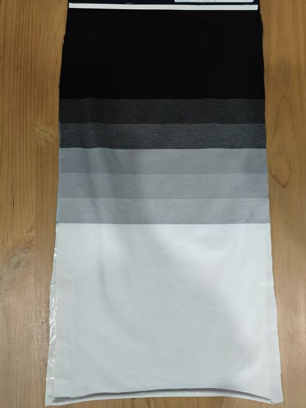 Tissu tricoté à rayures confortable et à la mode et durable et propre à la peau pour le port occasionnel