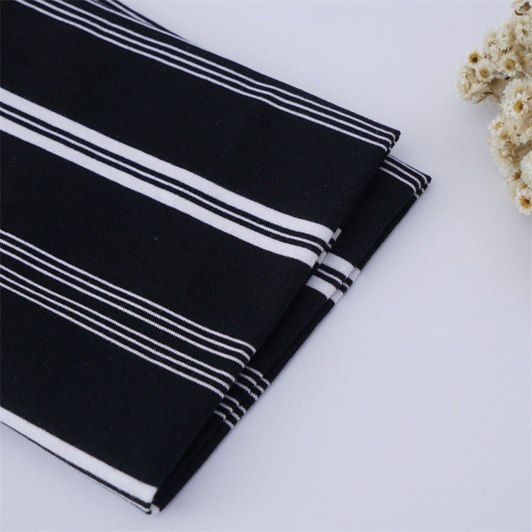 Tissu tricoté à rayures pour T-shirt.