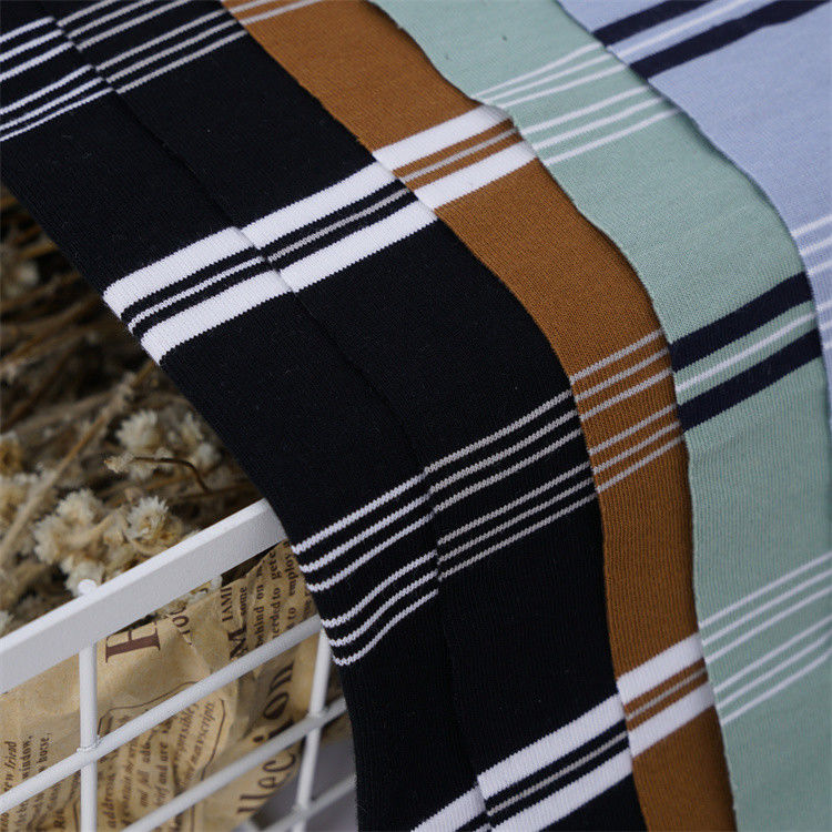 Tissu tricoté à rayures pour T-shirt.
