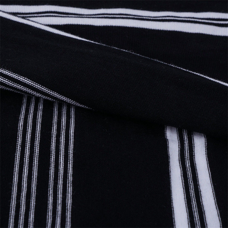 Tissu tricoté à rayures pour T-shirt.