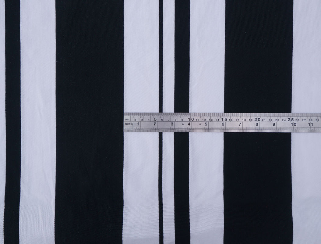 Tissu tricoté lisse et confortable et propre à la peau
