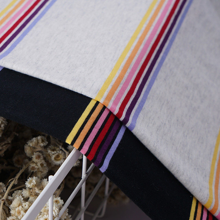 La couleur est douce et lisse, la texture est claire, le tissu tricoté rayé pour polo.