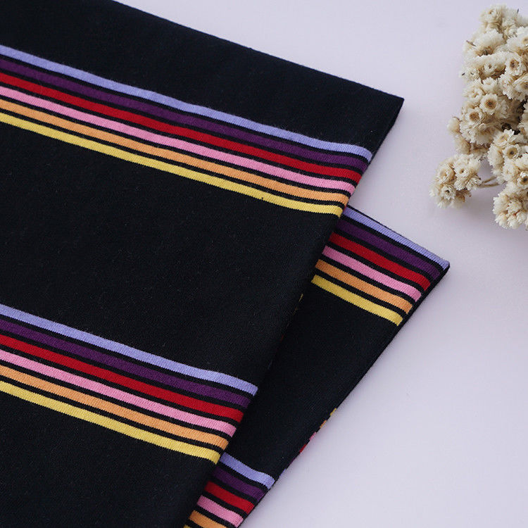 La couleur est douce et lisse, la texture est claire, le tissu tricoté rayé pour polo.