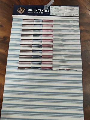 Un bon prix. Tissus tricotés à rayures à la texture confortable et saine en ligne