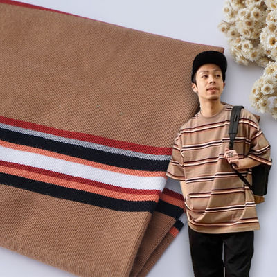 Un bon prix. Tissu tricoté rayé, résistant à l'humidité et résistant à l'humidité en ligne