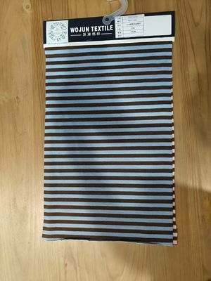 Un bon prix. Tissu de matériau rayé durable, confortable et respirant pour polo en ligne