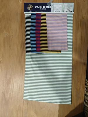 Un bon prix. Tissus tricotés à rayures naturels et à la mode, propres à la peau en ligne