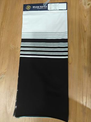 Un bon prix. Tissu tricoté à rayures douces, naturel et confortable, de bonne qualité en ligne