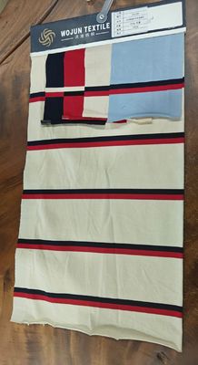 Un bon prix. Tissu tricoté à rayures douces et douces pour polo en ligne