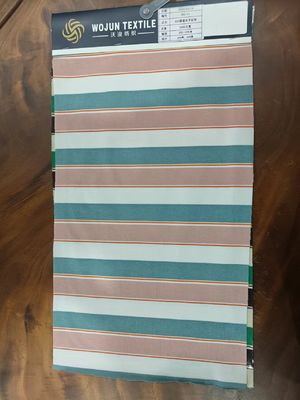 Un bon prix. Tissus de matériau rayé résistant à l'usure, brillant et propre à la peau, pour un usage occasionnel en ligne