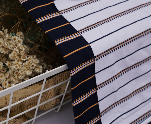 Un bon prix. Tissu tricoté à rayures douces et durables pour un usage occasionnel en ligne