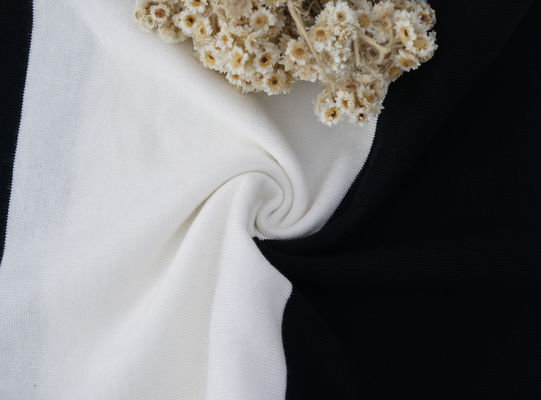 Un bon prix. Tissus en matériau rayé doux et doux, facile à entretenir, pour un usage occasionnel en ligne