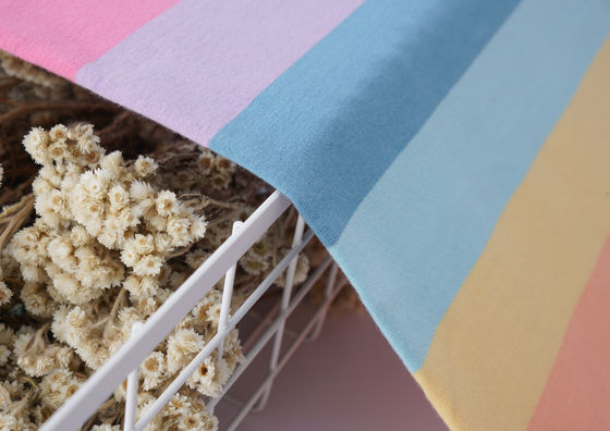 Un bon prix. Tissu tricoté à rayures naturel et sain pour t-shirt en ligne