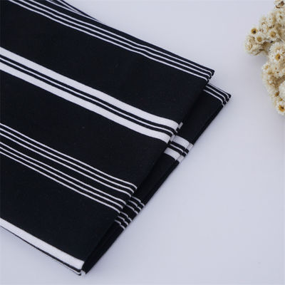 Tissu tricoté à rayures pour T-shirt.