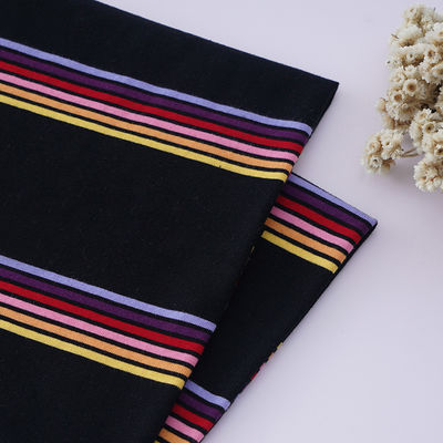 La couleur est douce et lisse, la texture est claire, le tissu tricoté rayé pour polo.