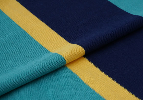 Un bon prix. Tissu tricoté à rayures douces et naturel en ligne