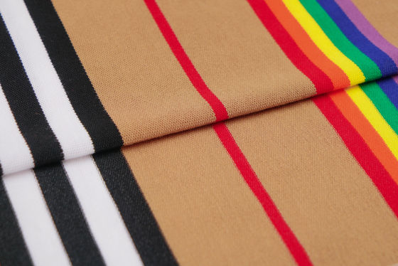 Un bon prix. Tissu de qualité confortable et durable en t-shirt à rayures en ligne