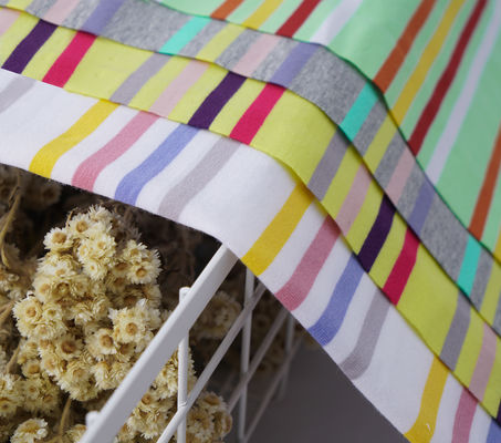 Un bon prix. Tissu tricoté rayé naturel, respirant et propre à la peau, pour le loisir en ligne