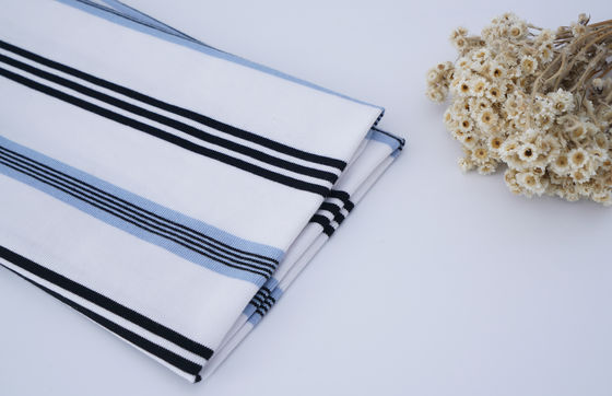 Un bon prix. Tissu tricoté à rayures croquantes, multicolore, anti-rides, propre à la peau, pour t-shirt en ligne