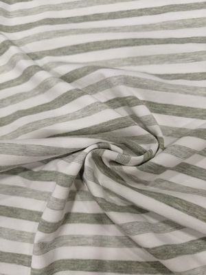 Un bon prix. Tissu en maille rayée de qualité, doux pour la peau et confortable, pour t-shirt en ligne